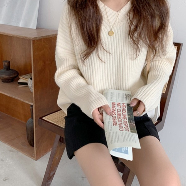 Modern női pulóver spitz nyakkivágással - négy színben