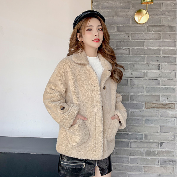 Модерно дамско палто с джобове и копчета в бежов и розов цвят