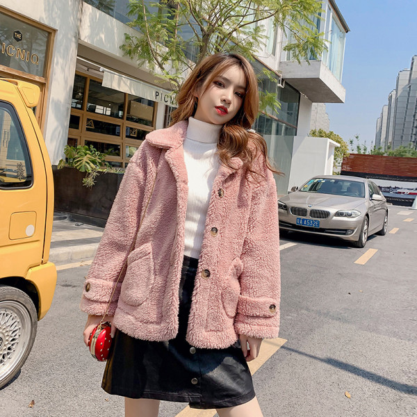 Модерно дамско палто с джобове и копчета в бежов и розов цвят