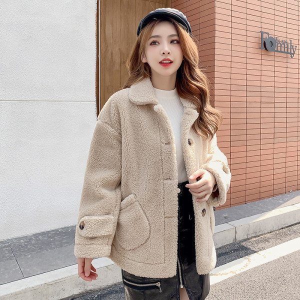 Модерно дамско палто с джобове и копчета в бежов и розов цвят