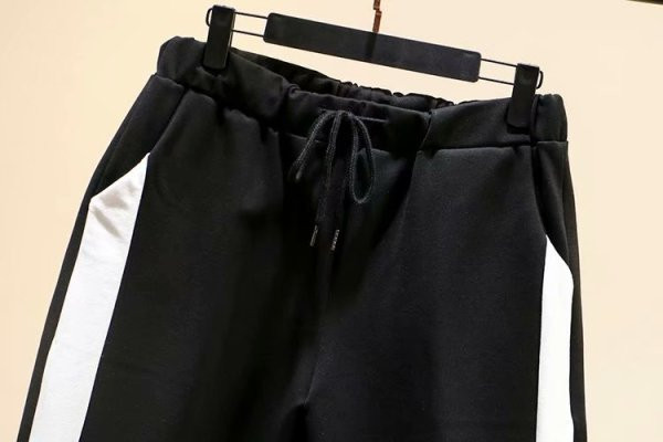 Sport és alkalmi női fehérnemű, fekete nyakkendővel