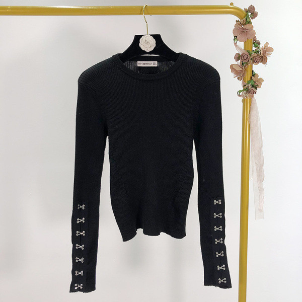 Női testhezálló blúz ovális nyakkivágással és fém elemekkel fehér és fekete színben