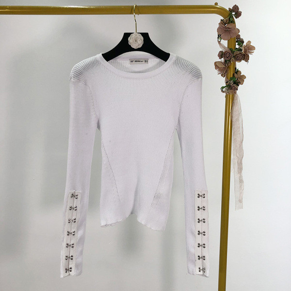 Női testhezálló blúz ovális nyakkivágással és fém elemekkel fehér és fekete színben