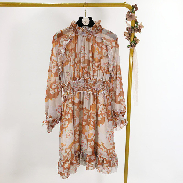 Rövid szabású ruha rugalmas derékkal, színes mintával