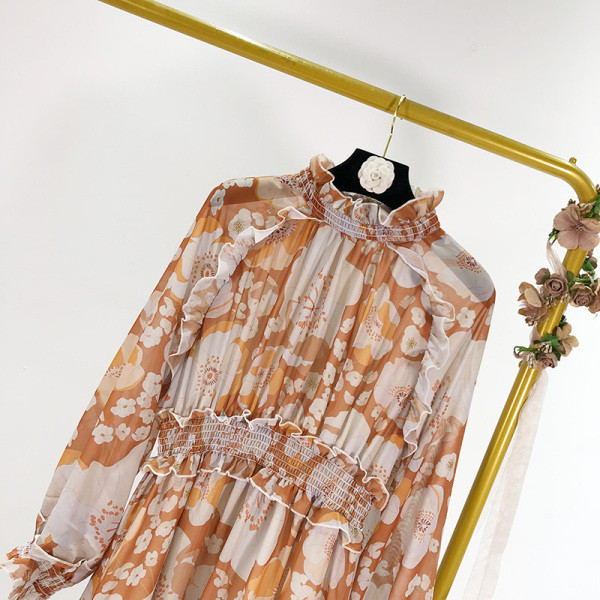 Rövid szabású ruha rugalmas derékkal, színes mintával