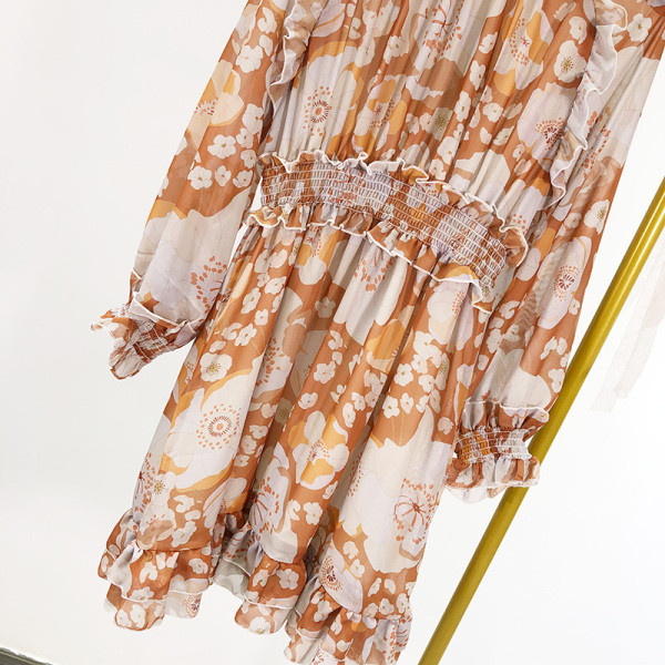 Rövid szabású ruha rugalmas derékkal, színes mintával