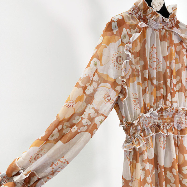 Rövid szabású ruha rugalmas derékkal, színes mintával