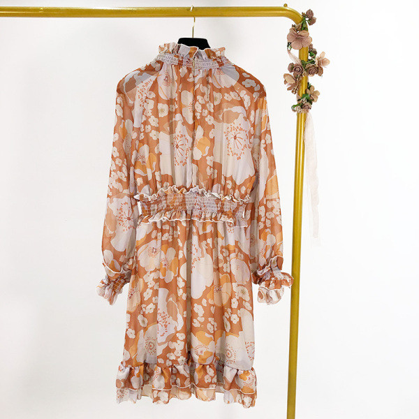 Rövid szabású ruha rugalmas derékkal, színes mintával