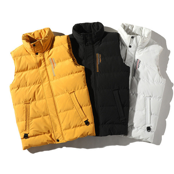 Alkalmi férfi mellény magas gallérral és zsebekkel sárga, fekete és fehér színben