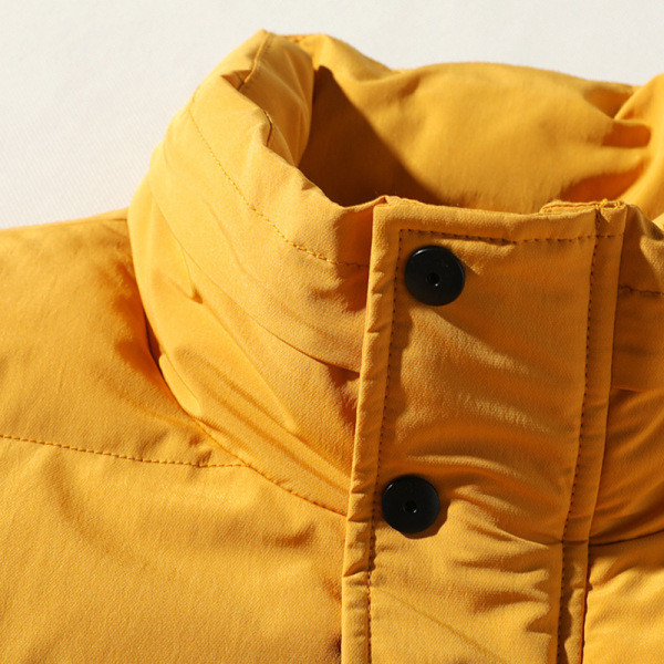 Alkalmi férfi mellény magas gallérral és zsebekkel sárga, fekete és fehér színben