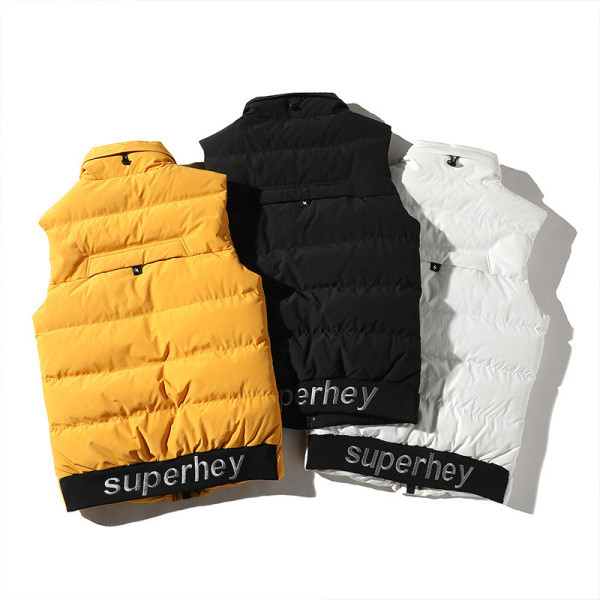 Alkalmi férfi mellény magas gallérral és zsebekkel sárga, fekete és fehér színben