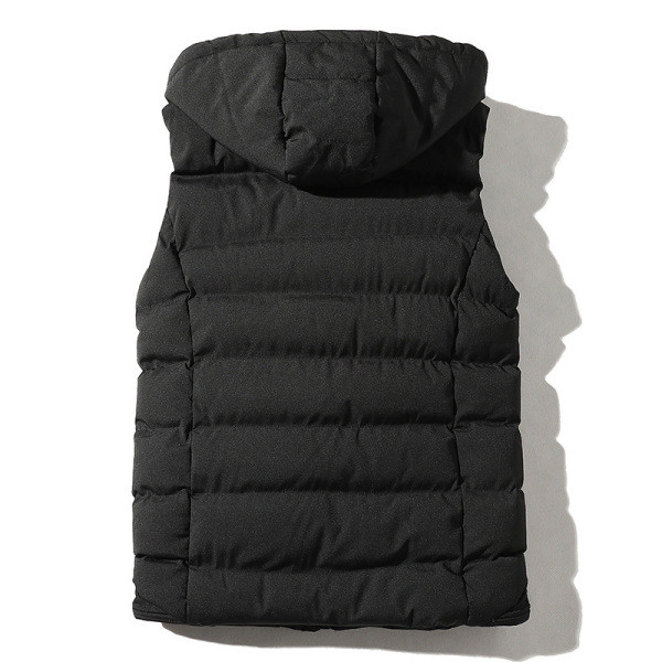 Alkalmi férfi mellény magas gallérral és kapucnival szürke, piros és fekete színben