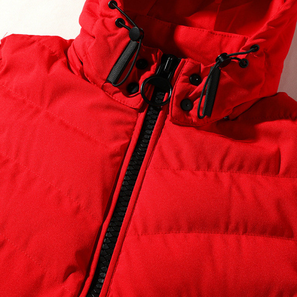 Alkalmi férfi mellény magas gallérral és kapucnival szürke, piros és fekete színben