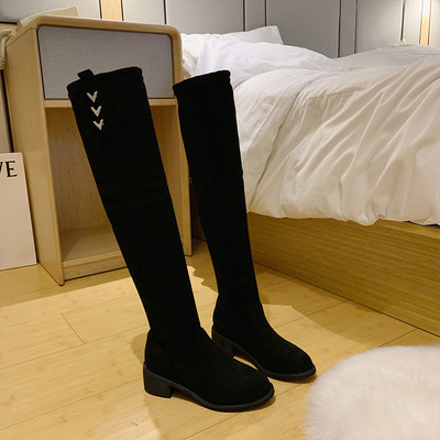 Modern női velúr csizma vastag sarokkal, fekete színben