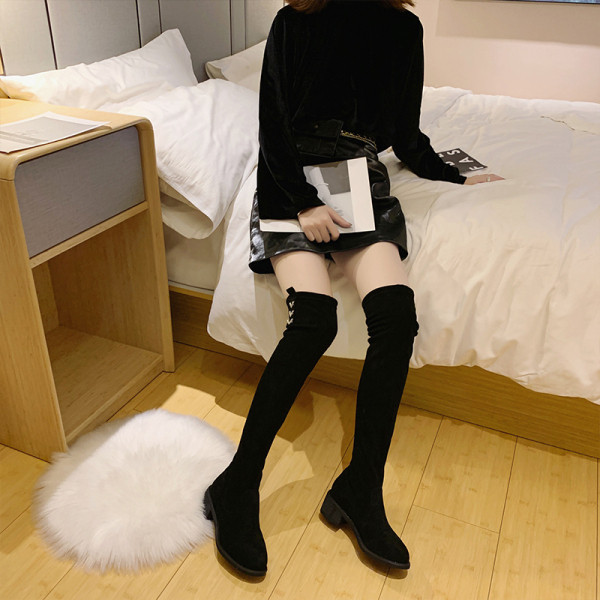 Modern női velúr csizma vastag sarokkal, fekete színben