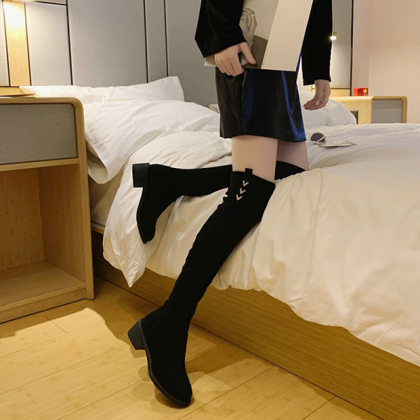 Modern női velúr csizma vastag sarokkal, fekete színben