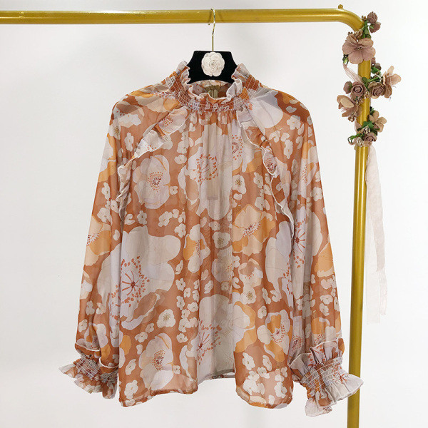 Női széles blúz gumival a nyakkivágásnál és az ujjaknál