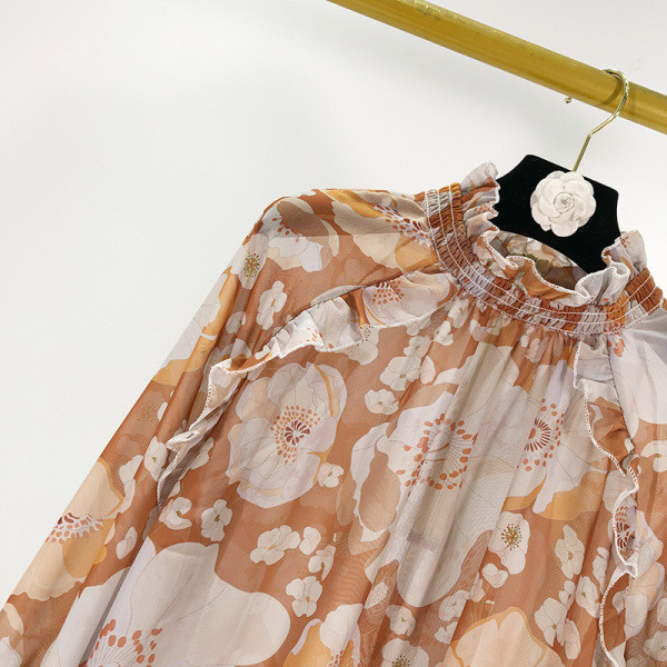 Női széles blúz gumival a nyakkivágásnál és az ujjaknál