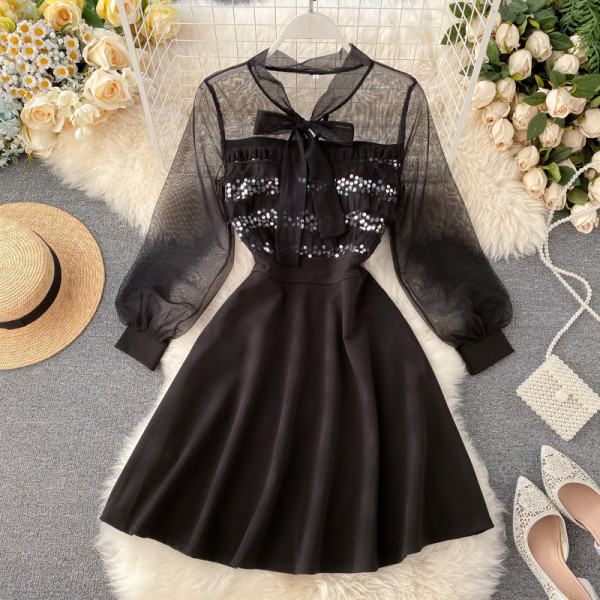 Modern női ruha, fekete színű tüllvel