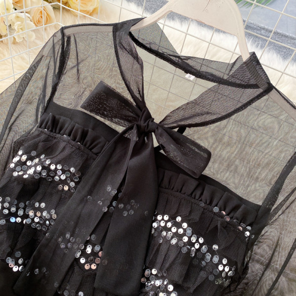 Modern női ruha, fekete színű tüllvel