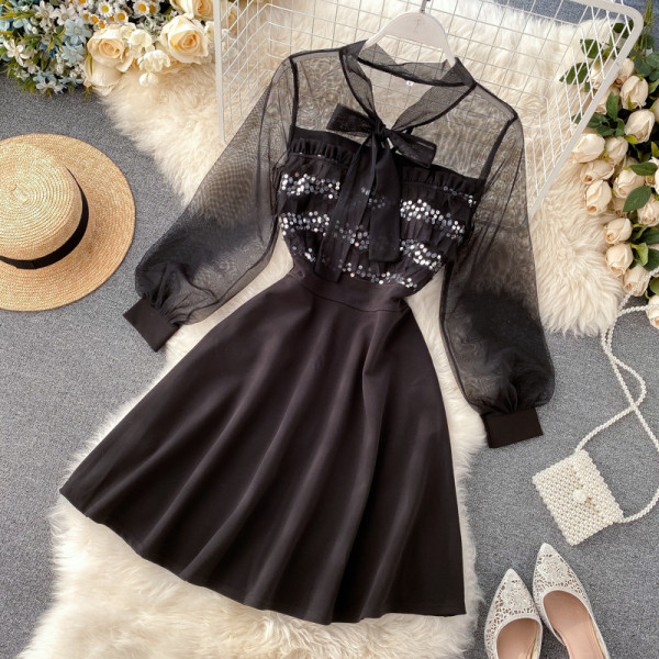 Modern női ruha, fekete színű tüllvel