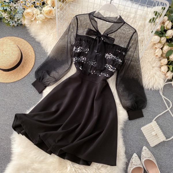 Modern női ruha, fekete színű tüllvel