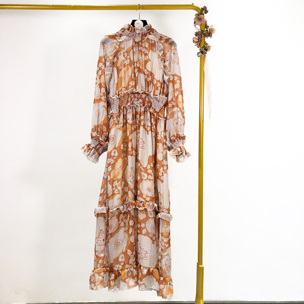 Hosszú ruha elasztikus derékkal, színes mintával - szabású modell