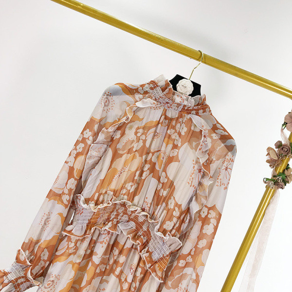 Hosszú ruha elasztikus derékkal, színes mintával - szabású modell