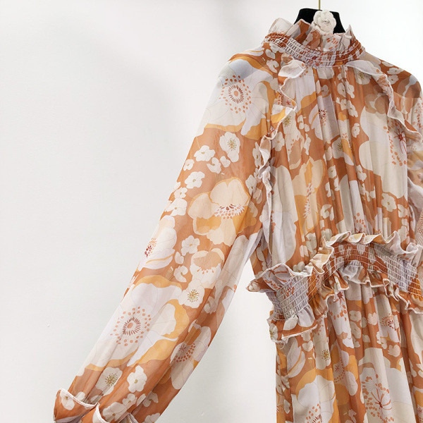 Hosszú ruha elasztikus derékkal, színes mintával - szabású modell