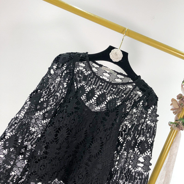 Σύντομη γυναικεία μπλούζα με δαντέλα σε μαύρο χρώμα