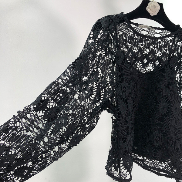 Σύντομη γυναικεία μπλούζα με δαντέλα σε μαύρο χρώμα