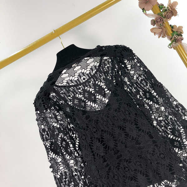 Σύντομη γυναικεία μπλούζα με δαντέλα σε μαύρο χρώμα