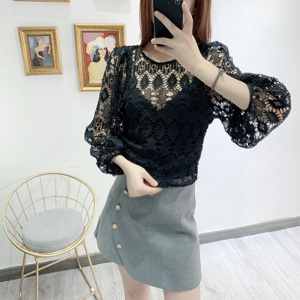 Σύντομη γυναικεία μπλούζα με δαντέλα σε μαύρο χρώμα