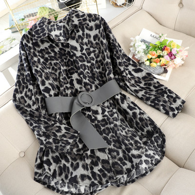 Modern női hosszú ing övvel és állatmintával, két színben