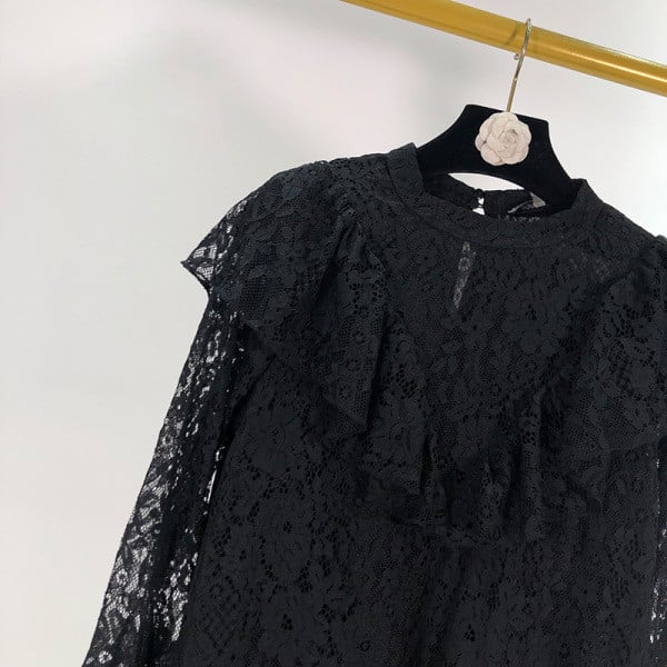 Fekete rövid női ruha csipkével és fürtökkel