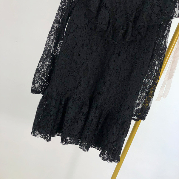 Fekete rövid női ruha csipkével és fürtökkel