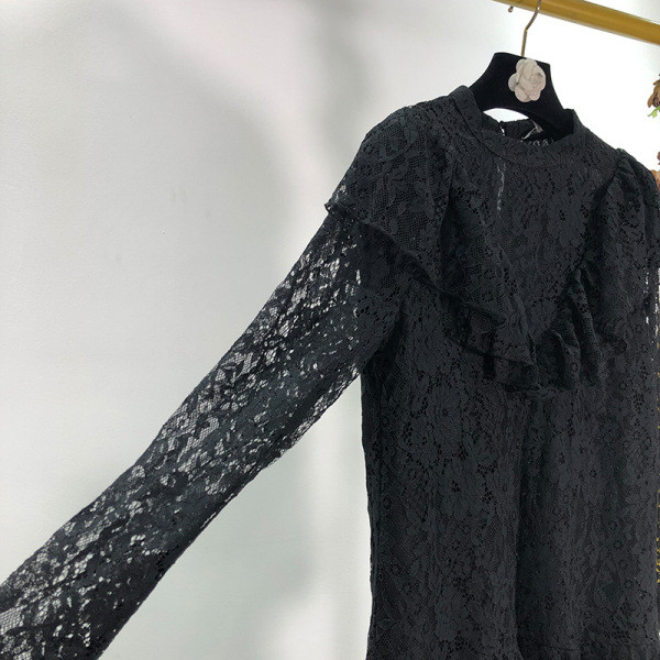 Fekete rövid női ruha csipkével és fürtökkel