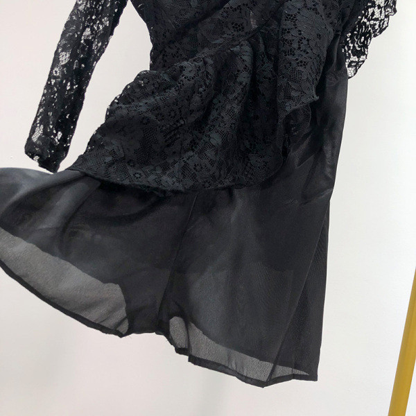 Fekete rövid női ruha csipkével és fürtökkel