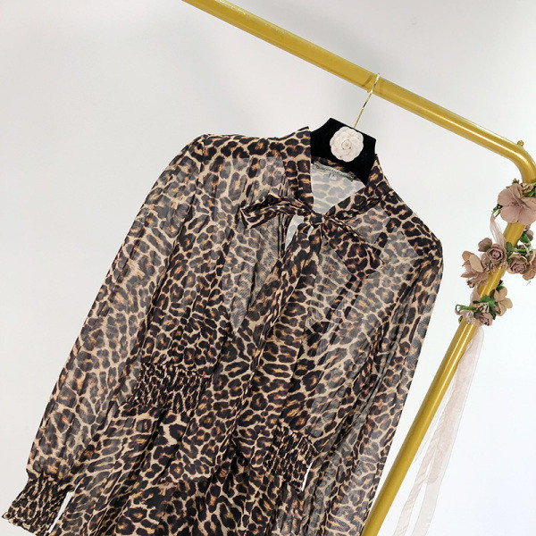 Μακρύ γυναικείο τούλι φόρεμα με λαιμόκοψη