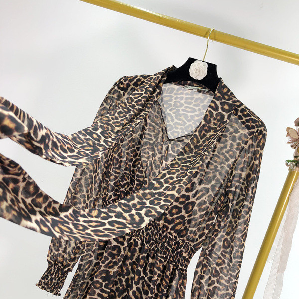 Μακρύ γυναικείο τούλι φόρεμα με λαιμόκοψη