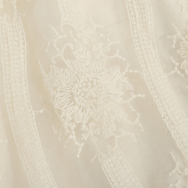 Κομψό δαντελωτό γυναικείο φόρεμα με μακρύ μανίκι σε μπεζ και λευκό χρώμα