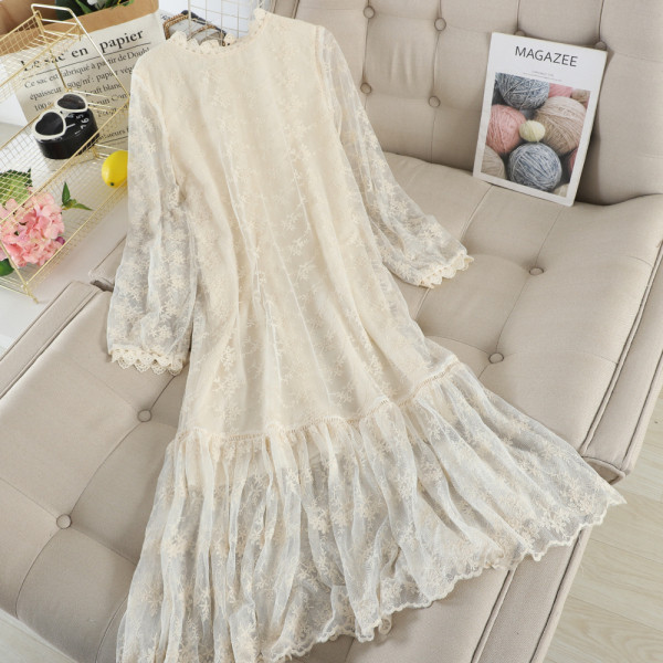 Κομψό δαντελωτό γυναικείο φόρεμα με μακρύ μανίκι σε μπεζ και λευκό χρώμα