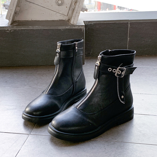 Έκο δερμάτινες  γυναικείες μπότες με επίπεδη σόλα με μεταλλικό στοιχείο