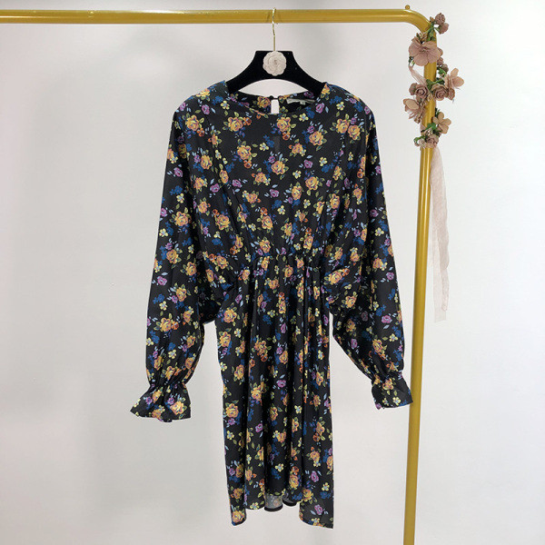 Rövid, laza ruha elasztikus derékkal és virágmintával