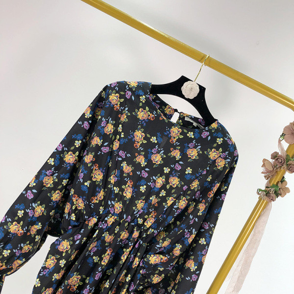 Rövid, laza ruha elasztikus derékkal és virágmintával