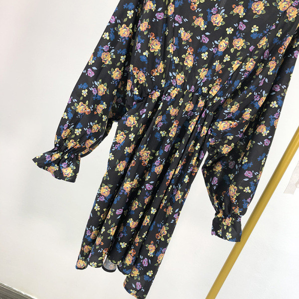 Rövid, laza ruha elasztikus derékkal és virágmintával