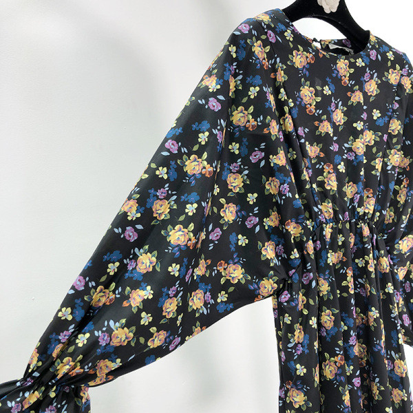 Rövid, laza ruha elasztikus derékkal és virágmintával