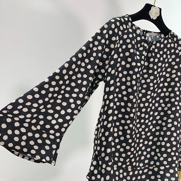 Γυναικεία φαρδιά μπλούζα με μανίκι λωτού και οβάλ λαιμόκοψη