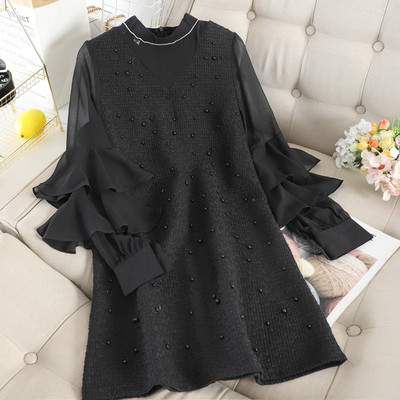 Stílusos női ruha gyöngyökkel és tüll ujjakkal bézs és fekete színben