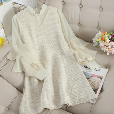 Stílusos női ruha gyöngyökkel és tüll ujjakkal bézs és fekete színben